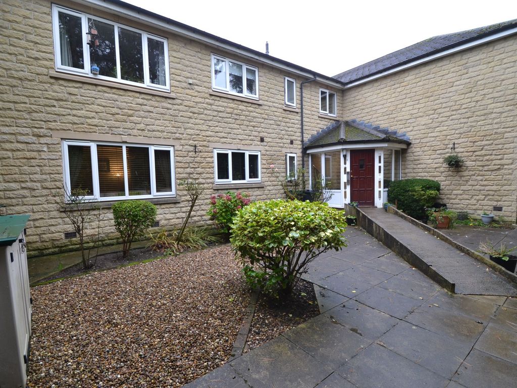 2 bed flat for sale in Nialls Court, Thackley, Bradford BD10, £119,950