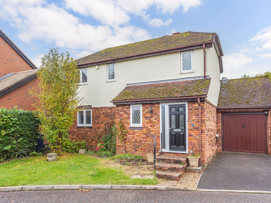3 bed detached house for sale in Groves Close, Bourne End SL8, £625,000