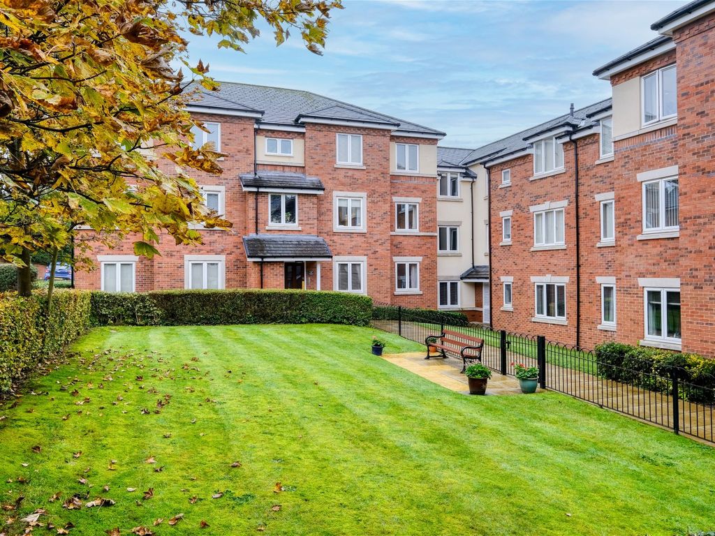 2 bed flat for sale in Stratford Gardens, Bromsgrove B60, £185,000