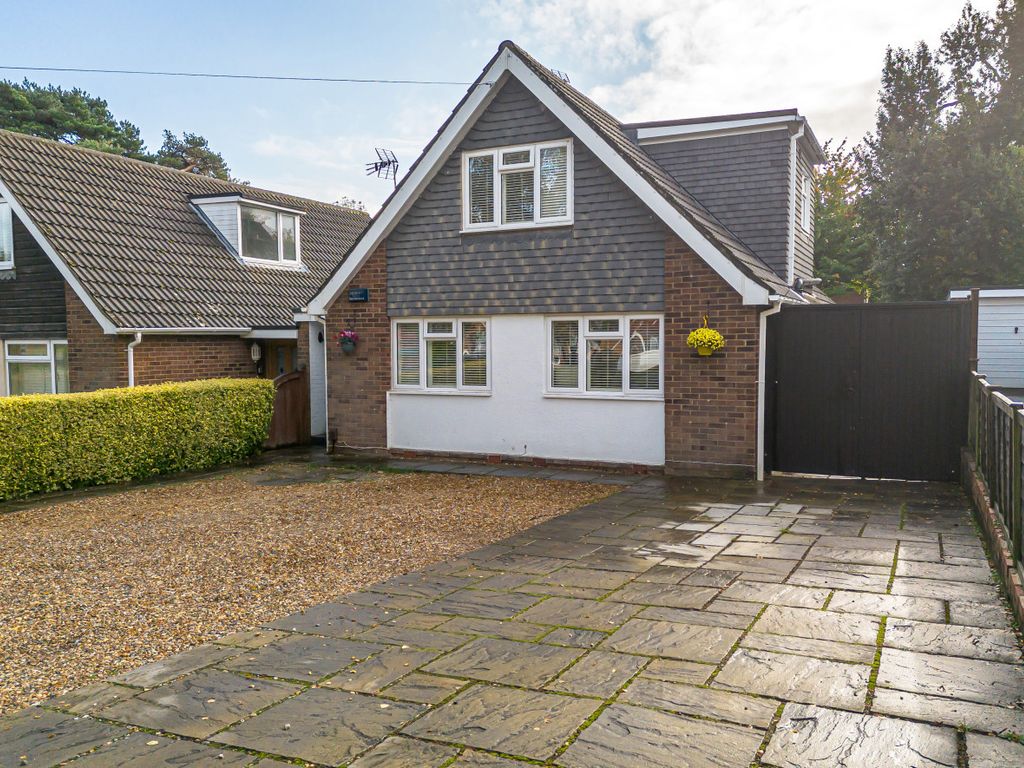 4 bed detached house for sale in Oakfield Road, Blackwater, Camberley, Hampshire GU17, £575,000