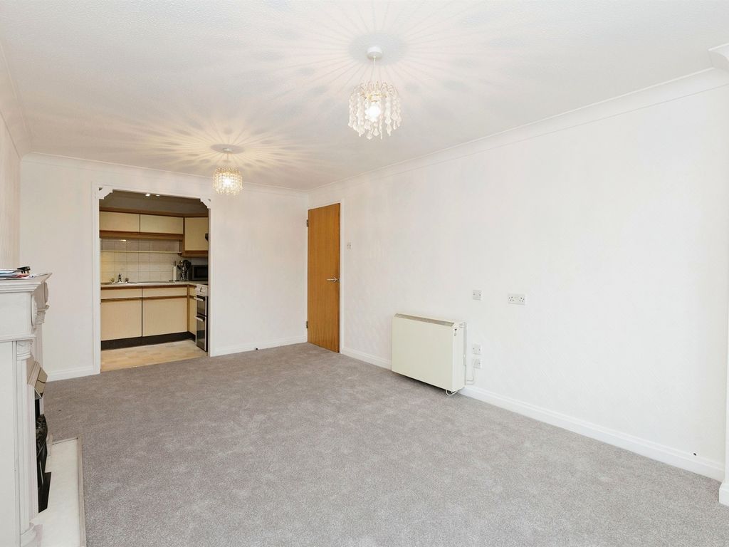 1 bed flat for sale in Longbridge Road, Barking IG11, £120,000