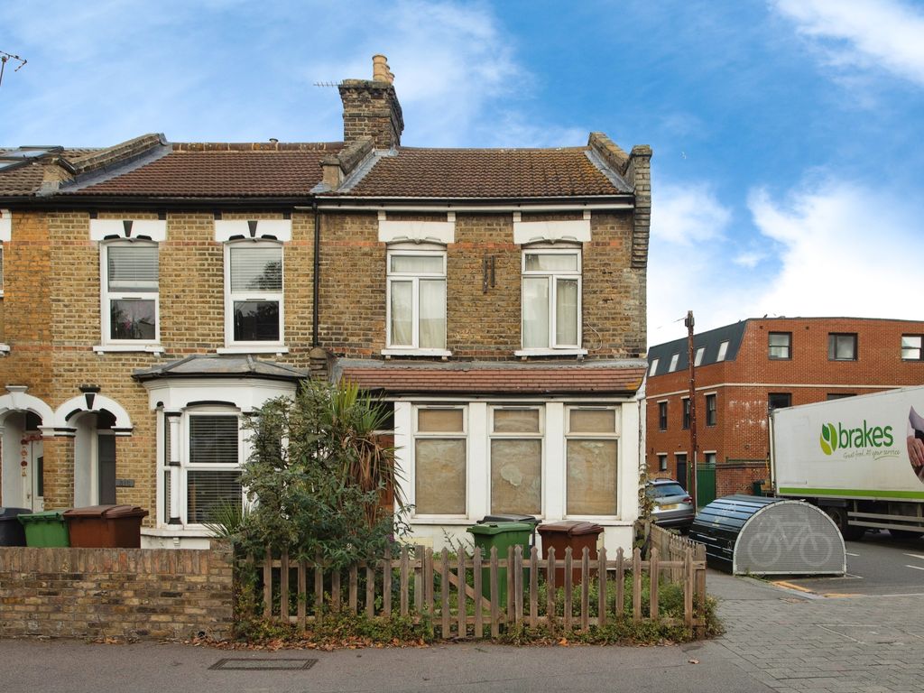 3 bed end terrace house for sale in Cann Hall Road, London E11, £650,000
