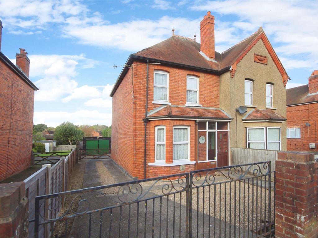 3 bed cottage for sale in The Terrace, Knowl Hill, Reading RG10, £399,995