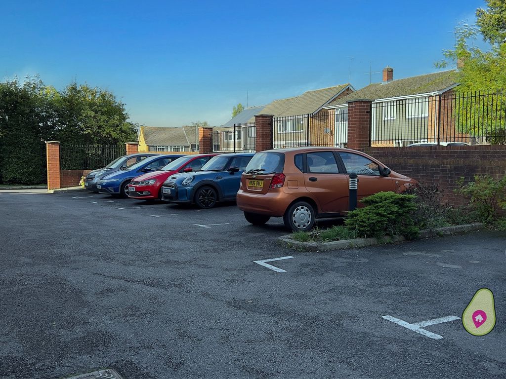 1 bed flat for sale in Sheppard Court, Chieveley Close, Tilehurst RG31, £80,000