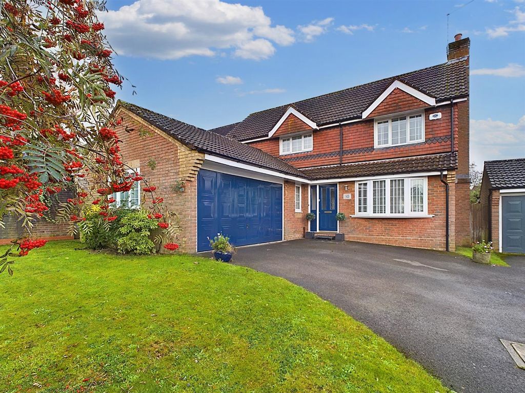 4 bed detached house for sale in Moorland Road, Maidenbower, Crawley RH10, £675,000