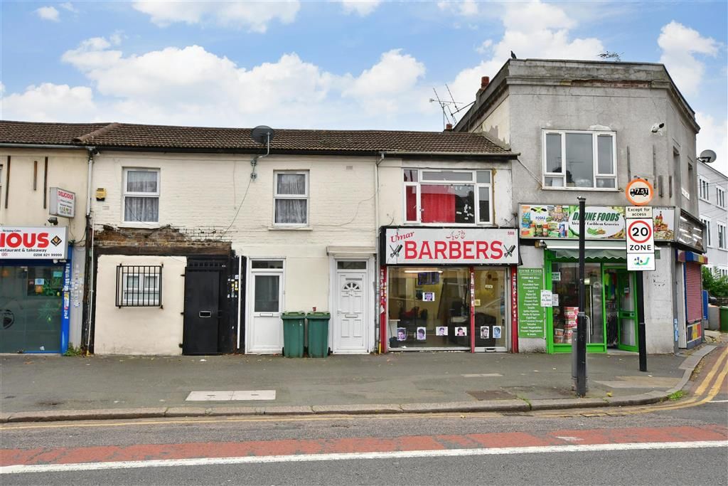 2 bed flat for sale in Barking Road, Plaistow, London E13, £230,000