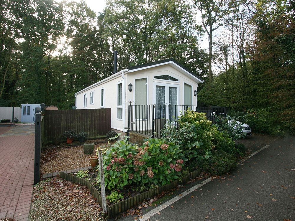 2 bed mobile/park home for sale in Woodlands Park, Ashford TN27, £159,995