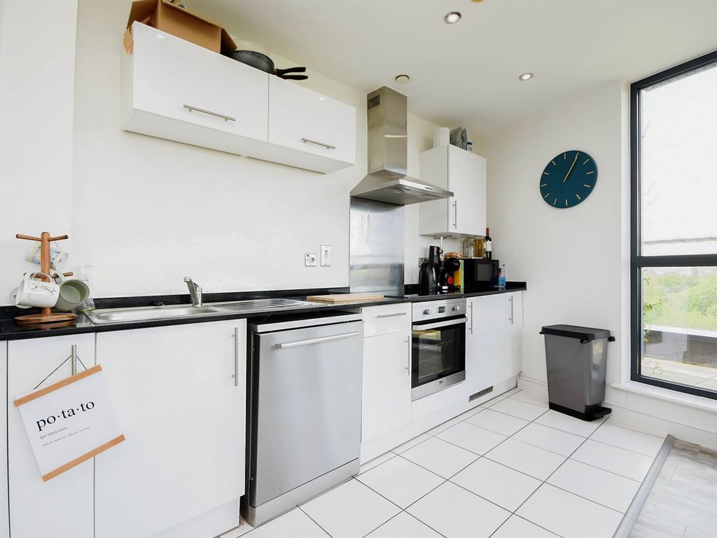 2 bed flat for sale in Shire Gate, Chelmsford CM2, £350,000