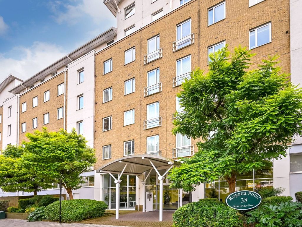 2 bed flat for sale in Kew Bridge Road, Brentford TW8, £650,000