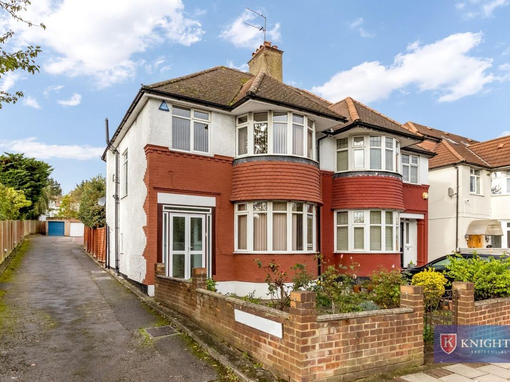 3 bed end terrace house for sale in Great North Way, London NW4, £585,000