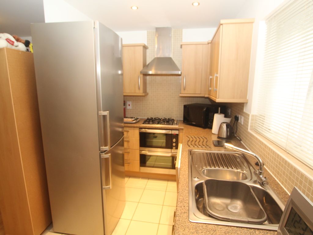 2 bed flat for sale in Chieftain Way, Cambridge CB4, £255,000