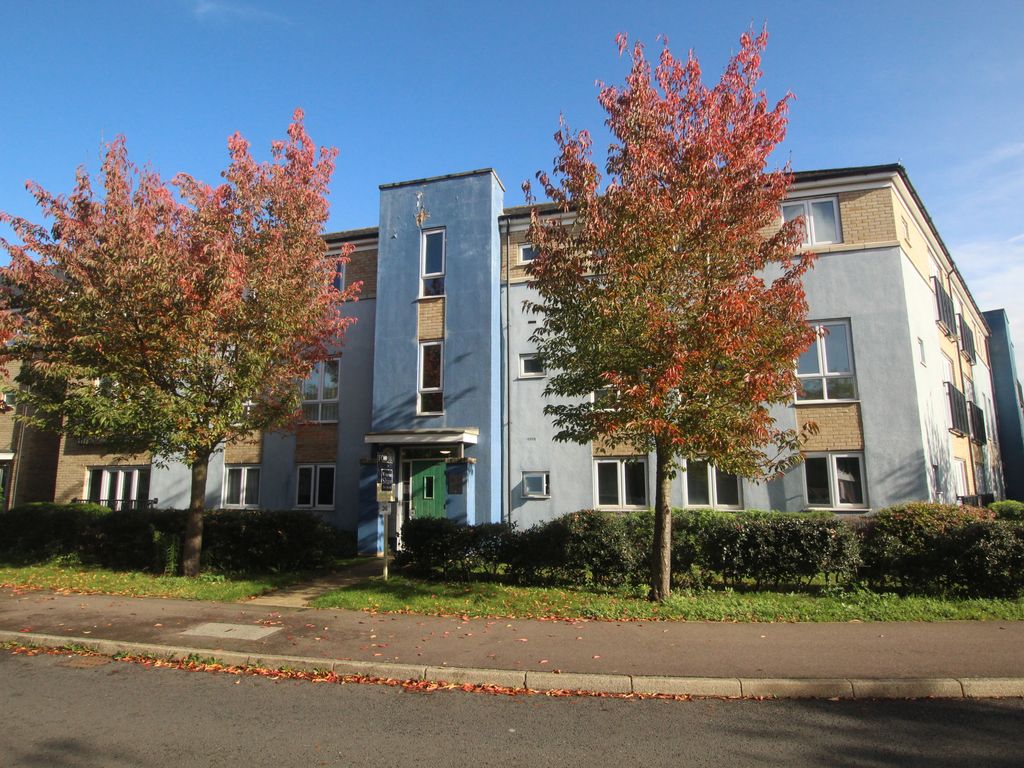 2 bed flat for sale in Chieftain Way, Cambridge CB4, £255,000