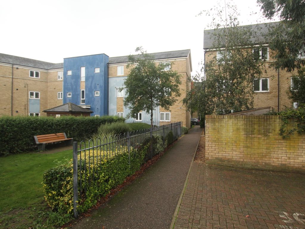 2 bed flat for sale in Chieftain Way, Cambridge CB4, £255,000