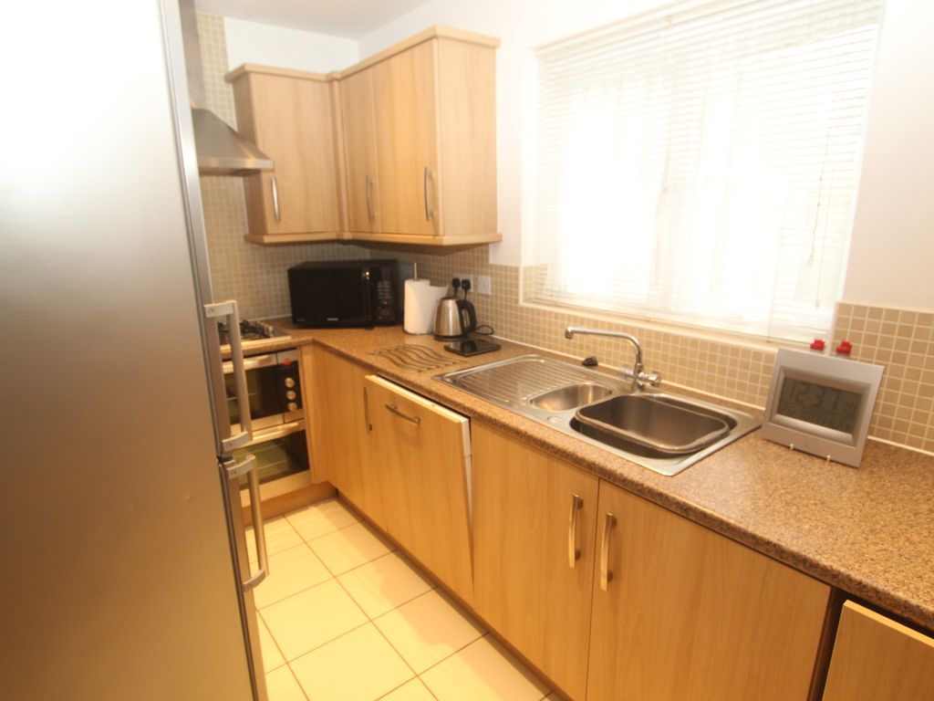 2 bed flat for sale in Chieftain Way, Cambridge CB4, £255,000