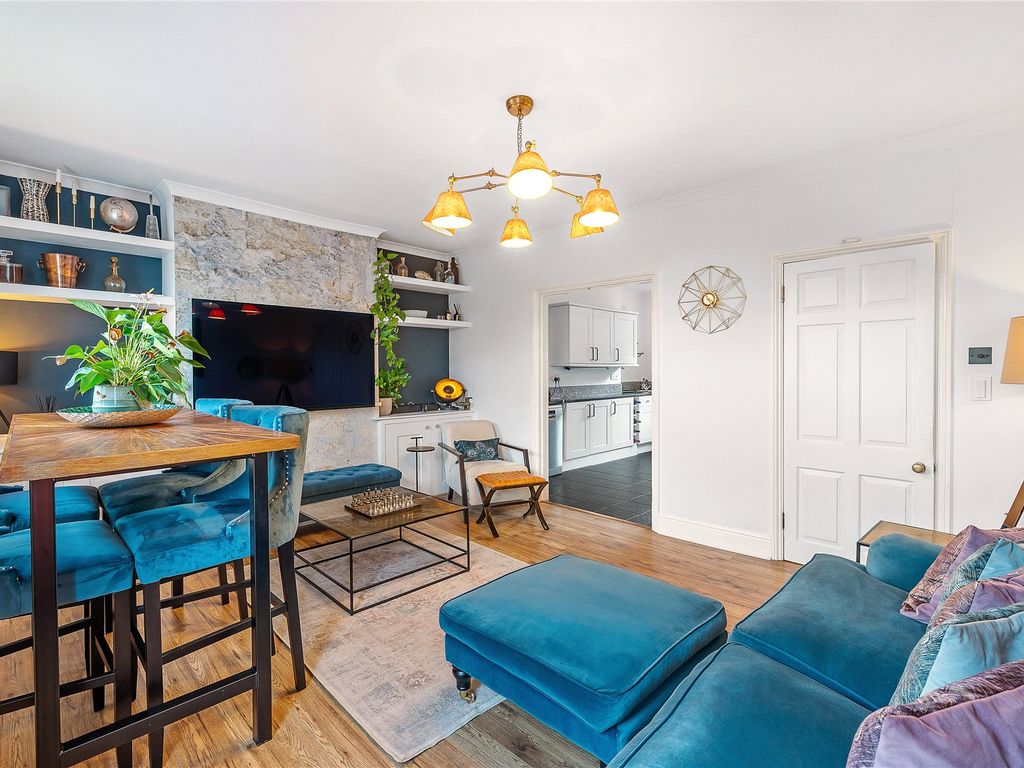 2 bed flat for sale in Balham New Road, London SW12, £780,000
