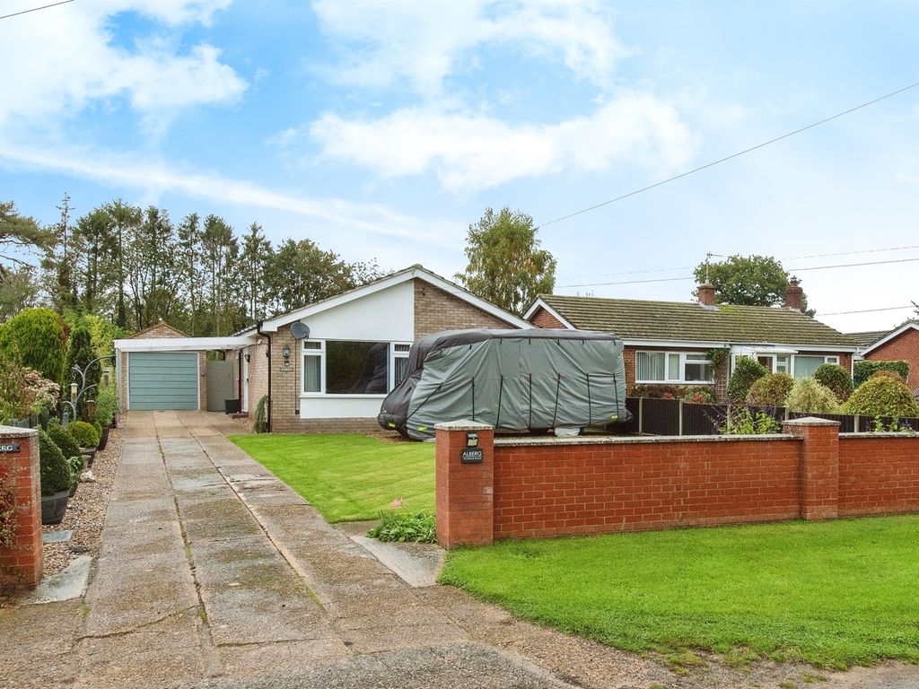 3 bed detached bungalow for sale in Vicarage Road, Great Hockham, Thetford IP24, £375,000