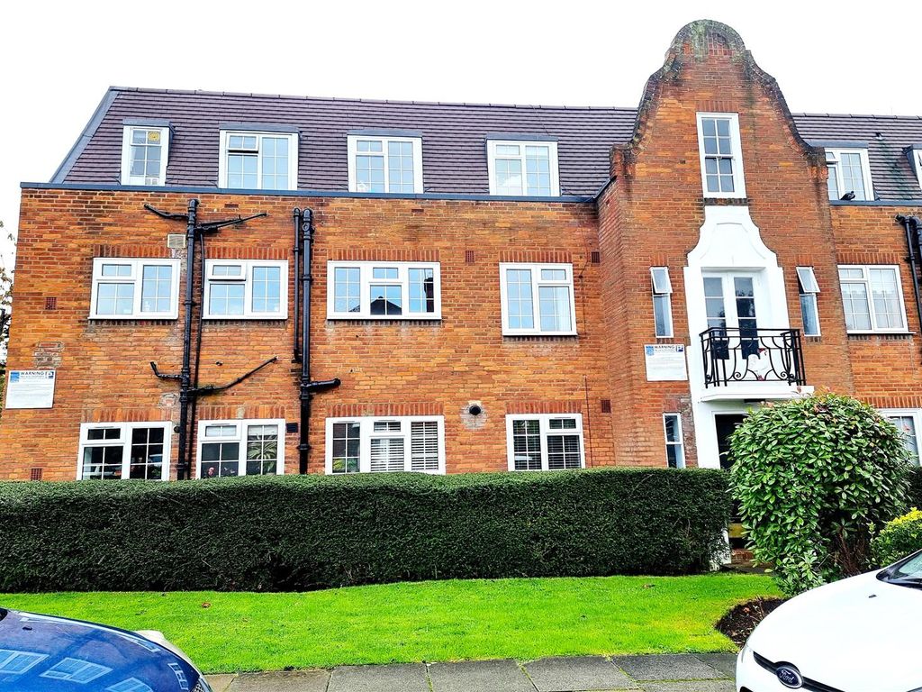 4 bed flat for sale in Belmont Close, Cockfosters EN4, £560,000
