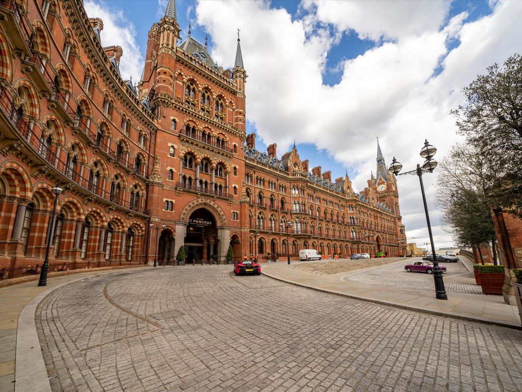 2 bed flat for sale in St. Pancras Chambers, Euston Road, London NW1, £1,400,000