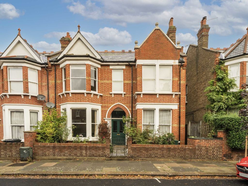 2 bed flat for sale in Grafton Road, London W3, £675,000
