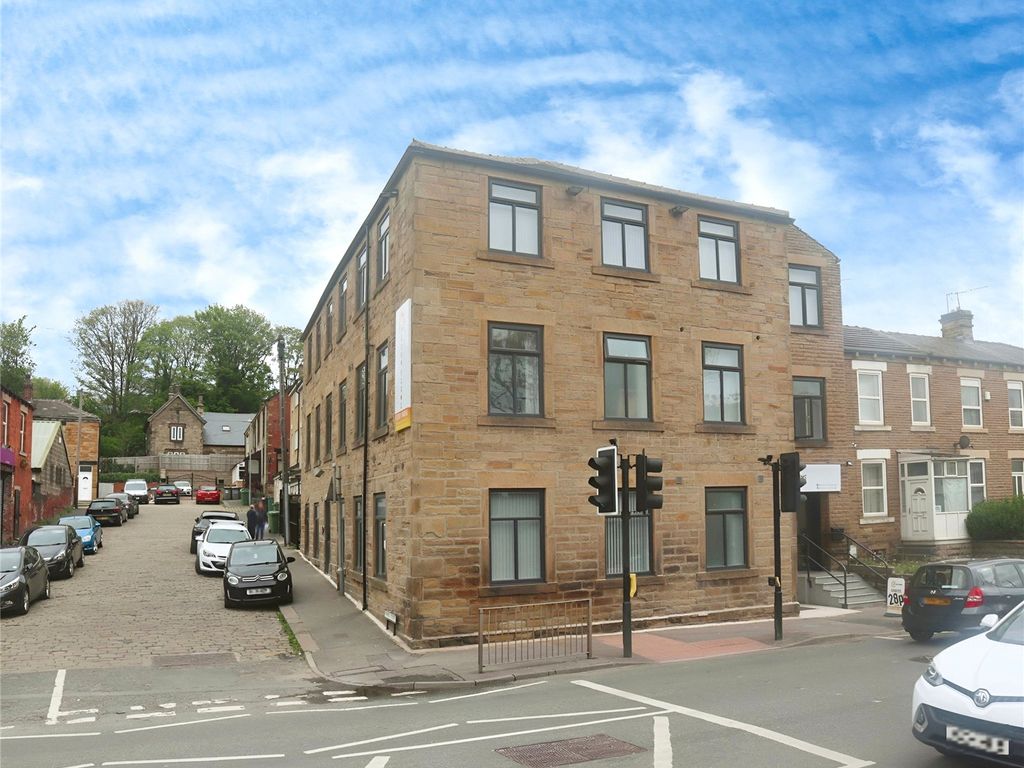 1 bed flat to rent in Bradford Road, Batley WF17, £585 pcm
