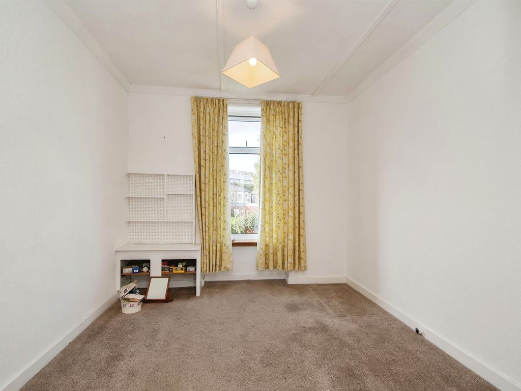 3 bed flat for sale in Aikenhead Road, Glasgow G44, £80,000