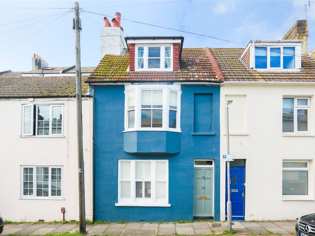 3 bed terraced house to rent in Guildford Street, Brighton, East Sussex BN1, £2,500 pcm