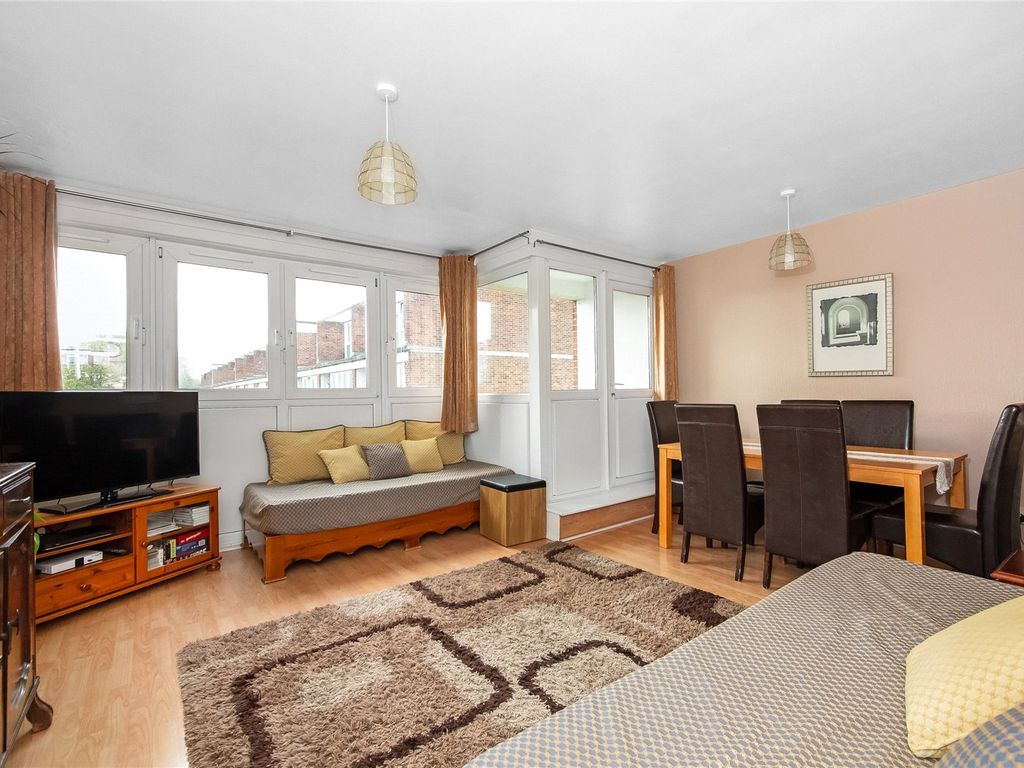2 bed flat for sale in Frances Street, Woolwich SE18, £280,000