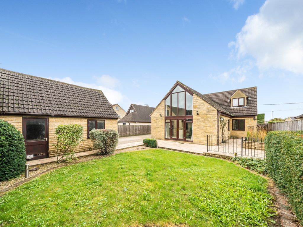 4 bed detached house for sale in Swinbrook Road, Carterton, Oxfordshire OX18, £650,000