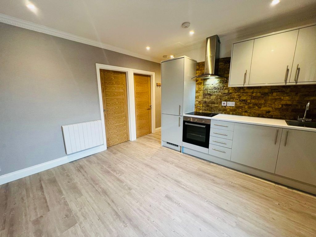 2 bed flat to rent in Wood Street, London E17, £1,800 pcm