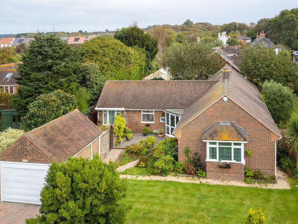 3 bed detached bungalow for sale in The Avenals, Angmering, Littlehampton BN16, £795,000