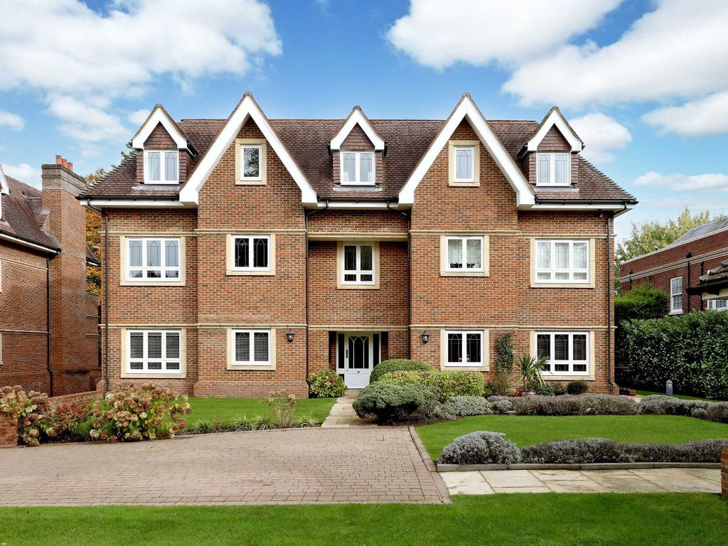 3 bed flat for sale in Penn Road, Beaconsfield HP9, £1,250,000