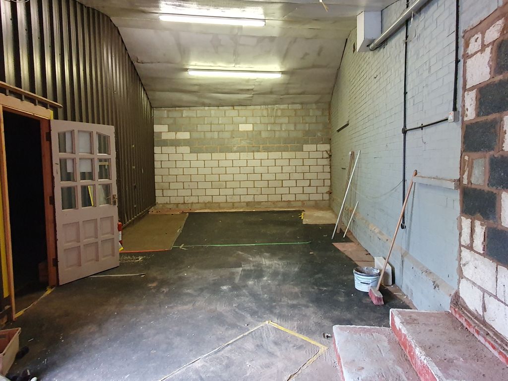 Warehouse to let in Walsall Rd, Willenhall WV13, £14,400 pa