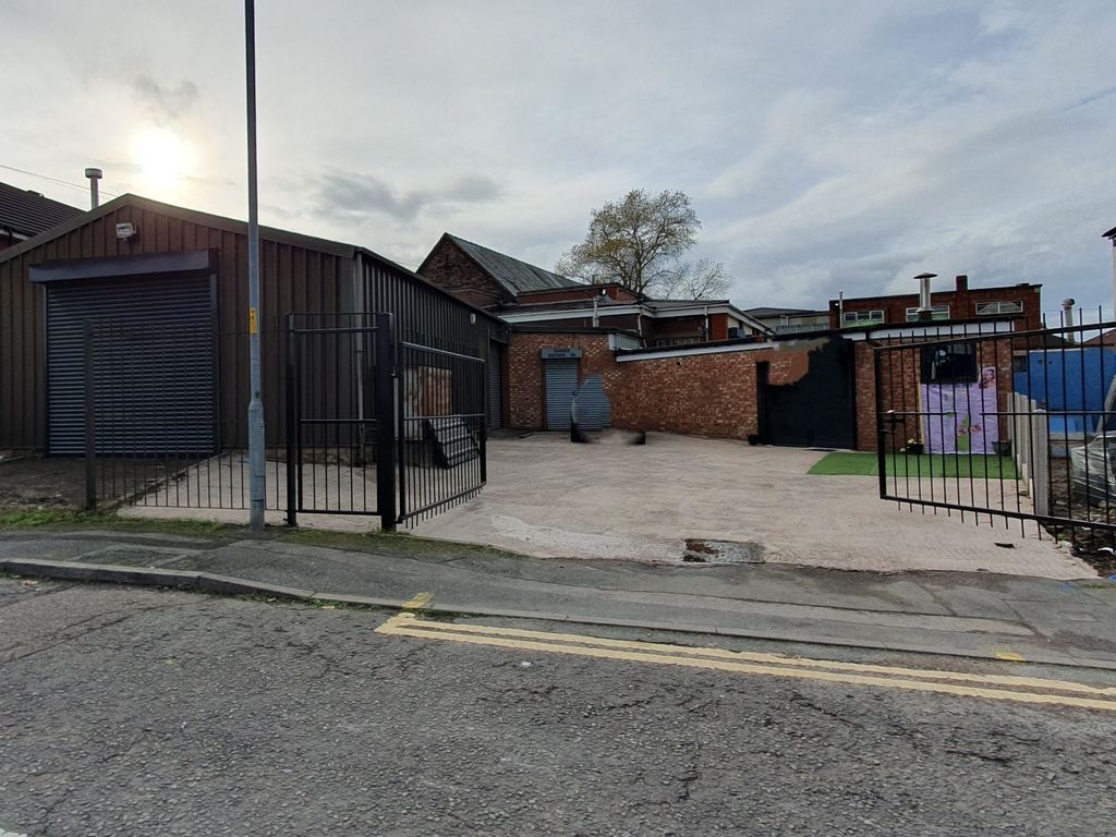 Warehouse to let in Walsall Rd, Willenhall WV13, £14,400 pa