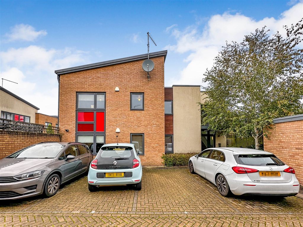 2 bed flat for sale in Masons Close, Olton, Solihull B92, £100,000