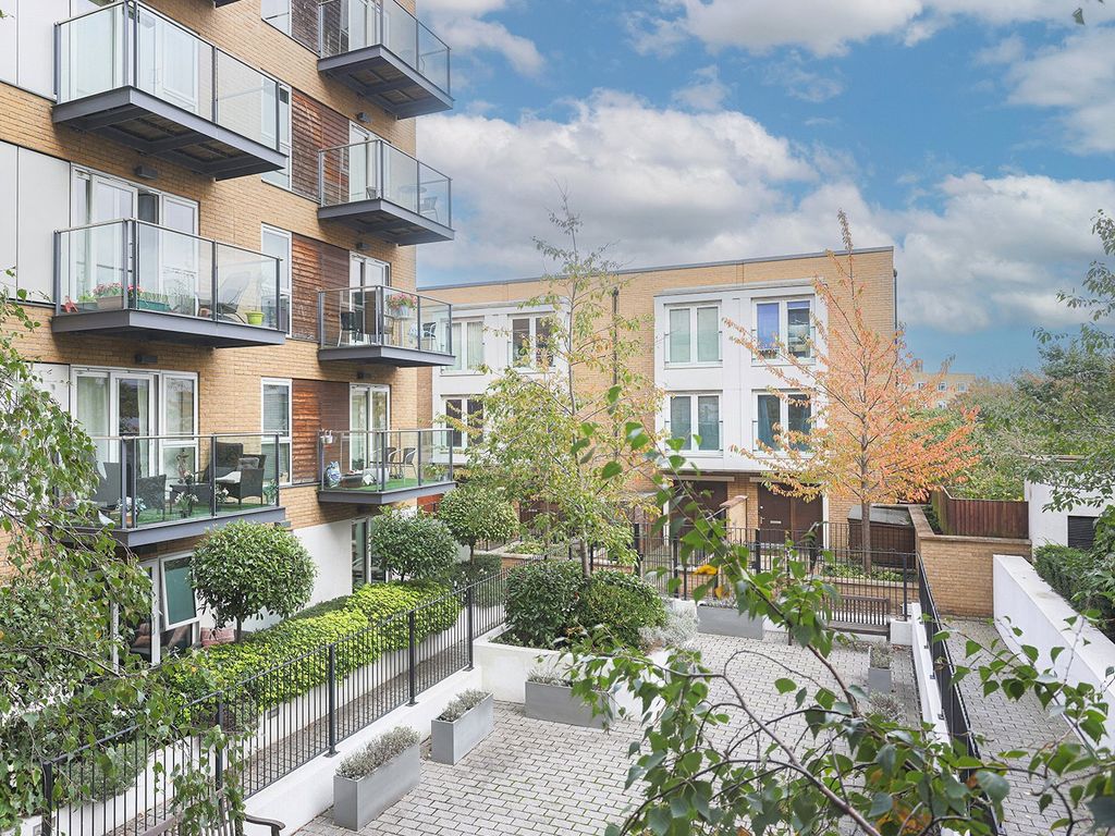 1 bed flat for sale in Bromyard Avenue, East Acton W3, £310,000