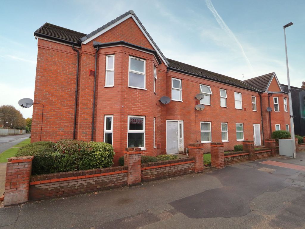 2 bed flat for sale in Liverpool Road, Cadishead M44, £118,000