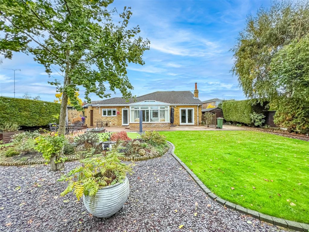 3 bed detached bungalow for sale in Branksome Avenue, Hockley SS5, £650,000