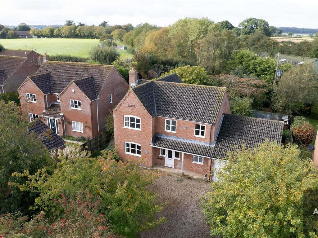 4 bed detached house for sale in Chapel Street, Cawston, Norwich NR10, £425,000