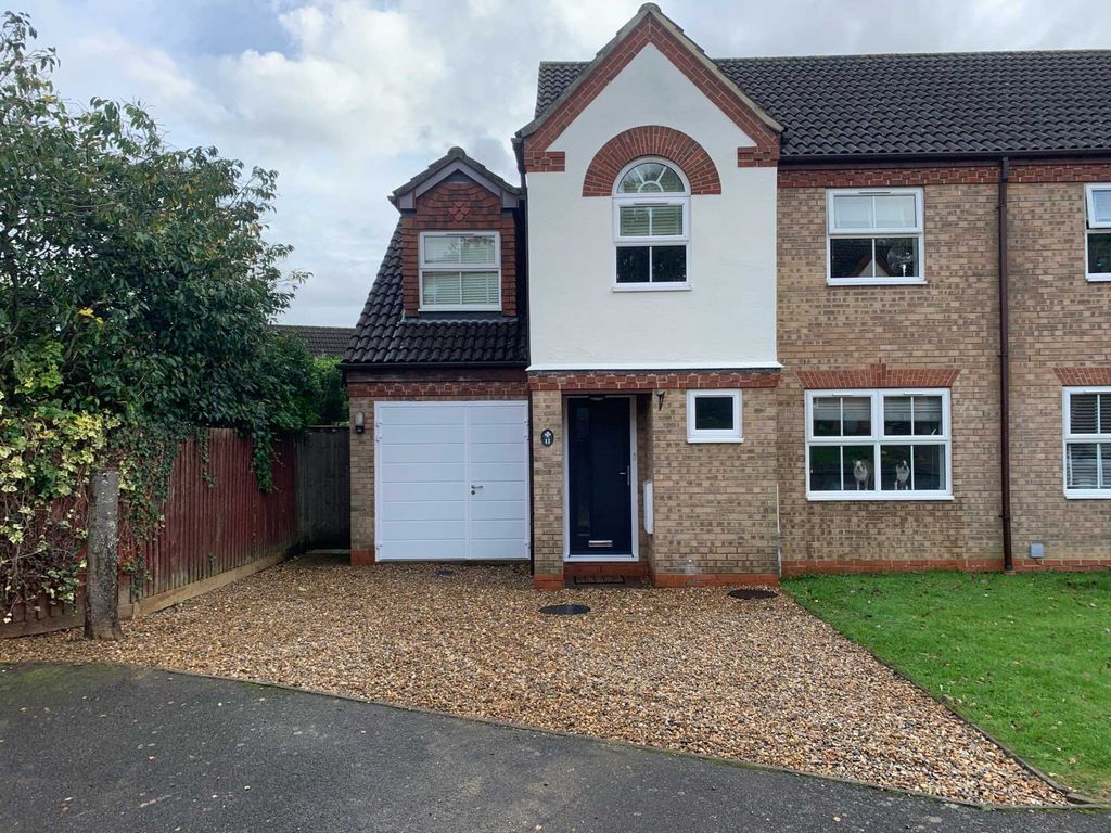 4 bed semi-detached house for sale in Larkspur Close, Fields End HP1, £575,000