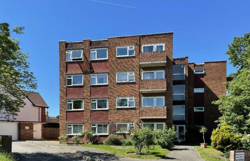 2 bed flat for sale in Cranes Drive, Surbiton KT5, £360,000