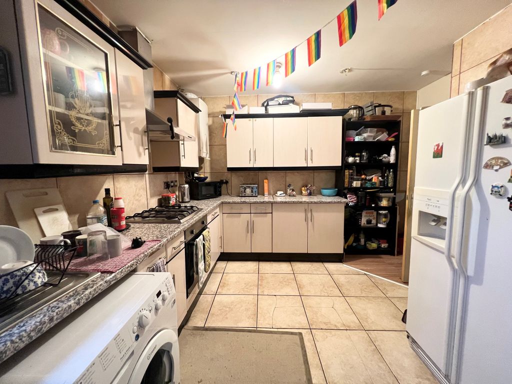 4 bed flat for sale in Archway Road, London N19, £599,995