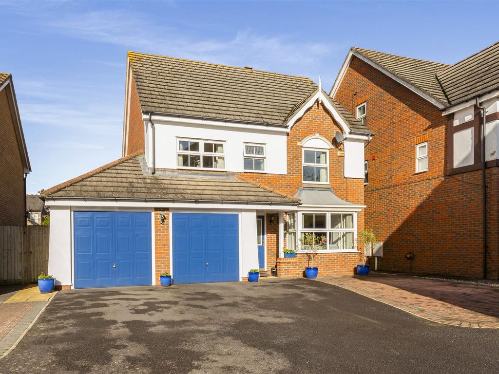 6 bed detached house for sale in The Fieldings, Banstead SM7, £800,000