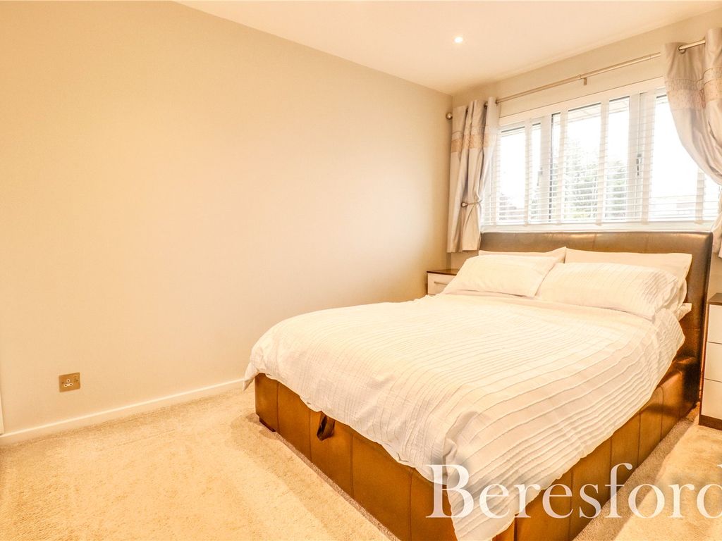 4 bed semi-detached house for sale in Juniper Way, Romford RM3, £550,000
