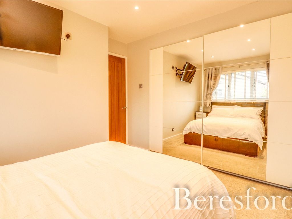 4 bed semi-detached house for sale in Juniper Way, Romford RM3, £550,000