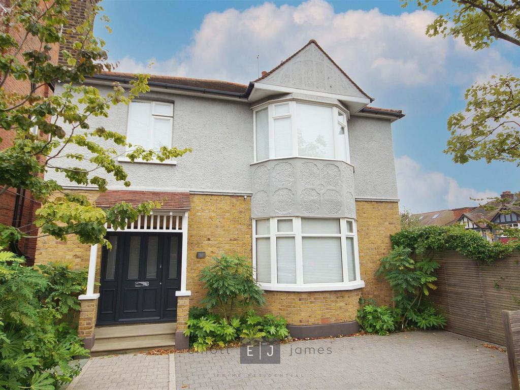 5 bed detached house to rent in Connaught Avenue, London E4, £3,500 pcm