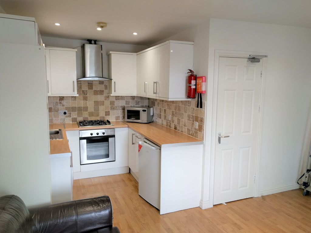 1 bed flat to rent in Oxford Street, Sandfields, Swansea SA1, £600 pcm