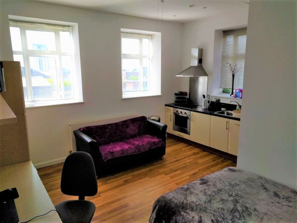 Studio to rent in The Kingsway, Portland House, City Centre, Swansea SA1, £600 pcm