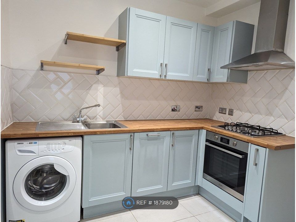 2 bed flat to rent in Kingsland Road, London E2, £2,100 pcm