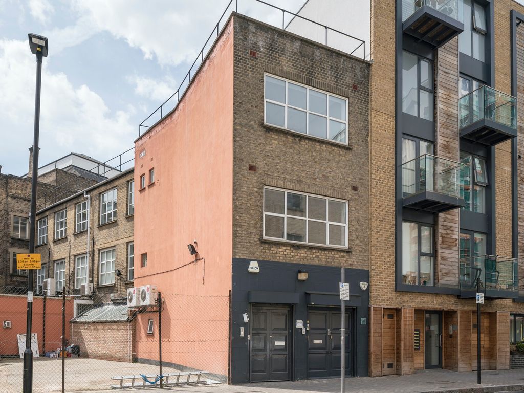 Office to let in Warner Street, London EC1R, £10,000 pa