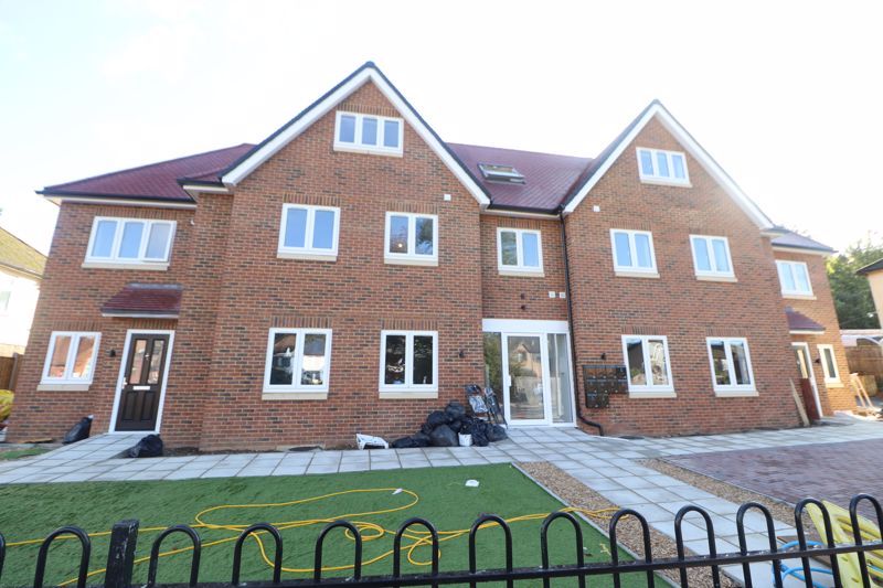 2 bed flat to rent in New Road, High Wycombe HP12, £1,450 pcm